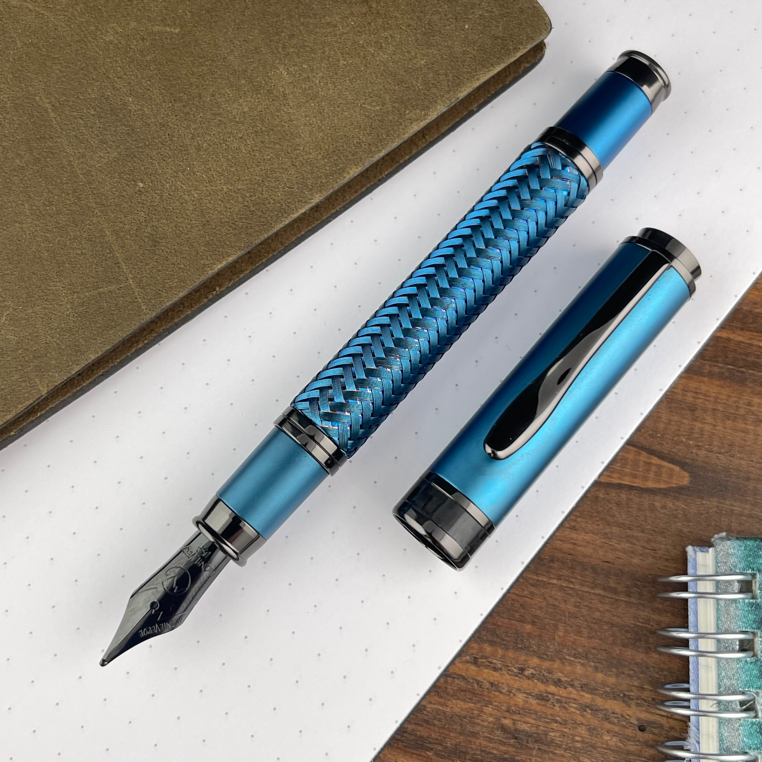 Monteverde Innova Formula M - Pluma estilográfica, bronce - Punta fina, bolígrafo de lujo con revestimiento PVD, recargable, punta de acero inoxidable JoWo, caja de regalo premium