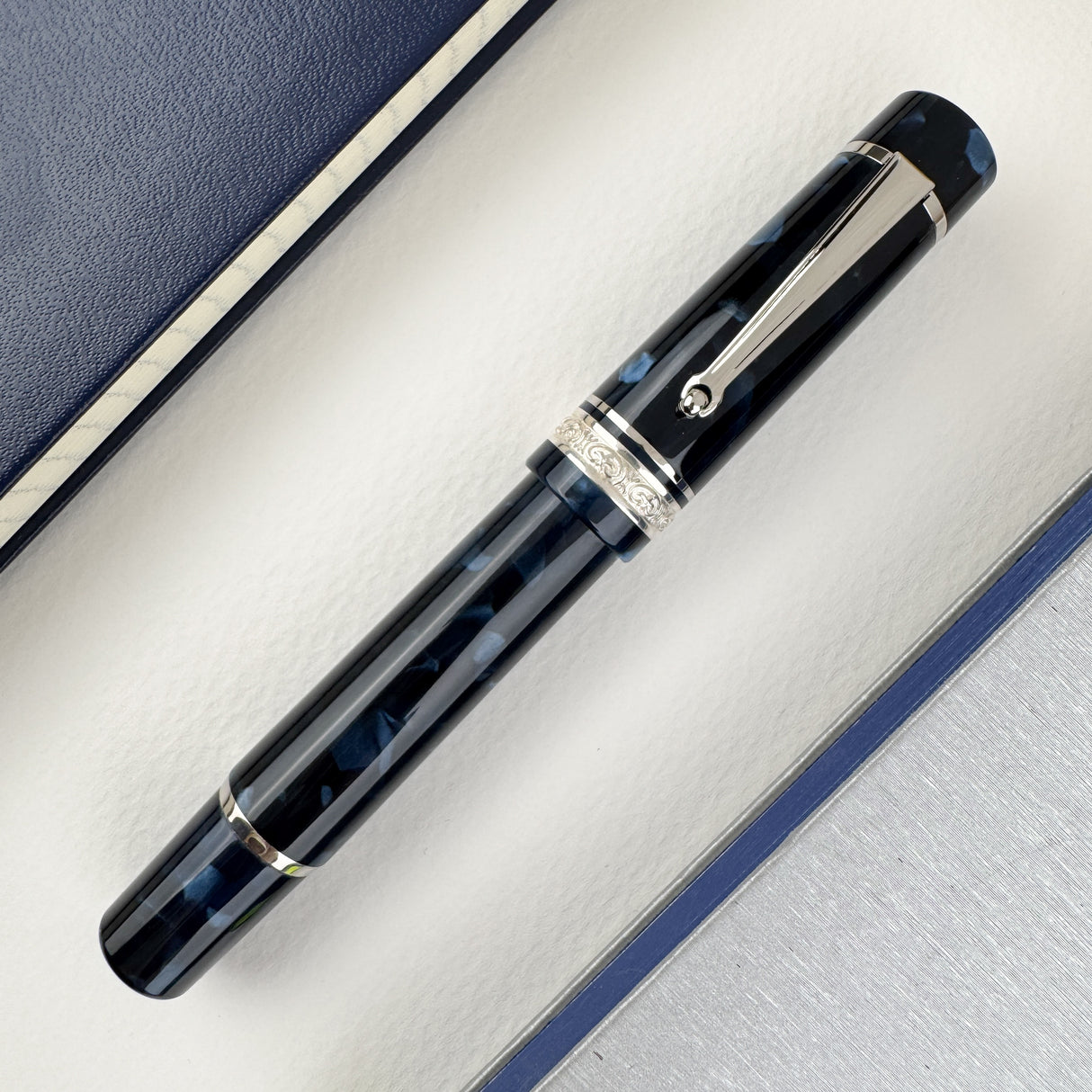 Delta Reservoir 2.0 Numbered Fountain Pen - Mother of Pearl