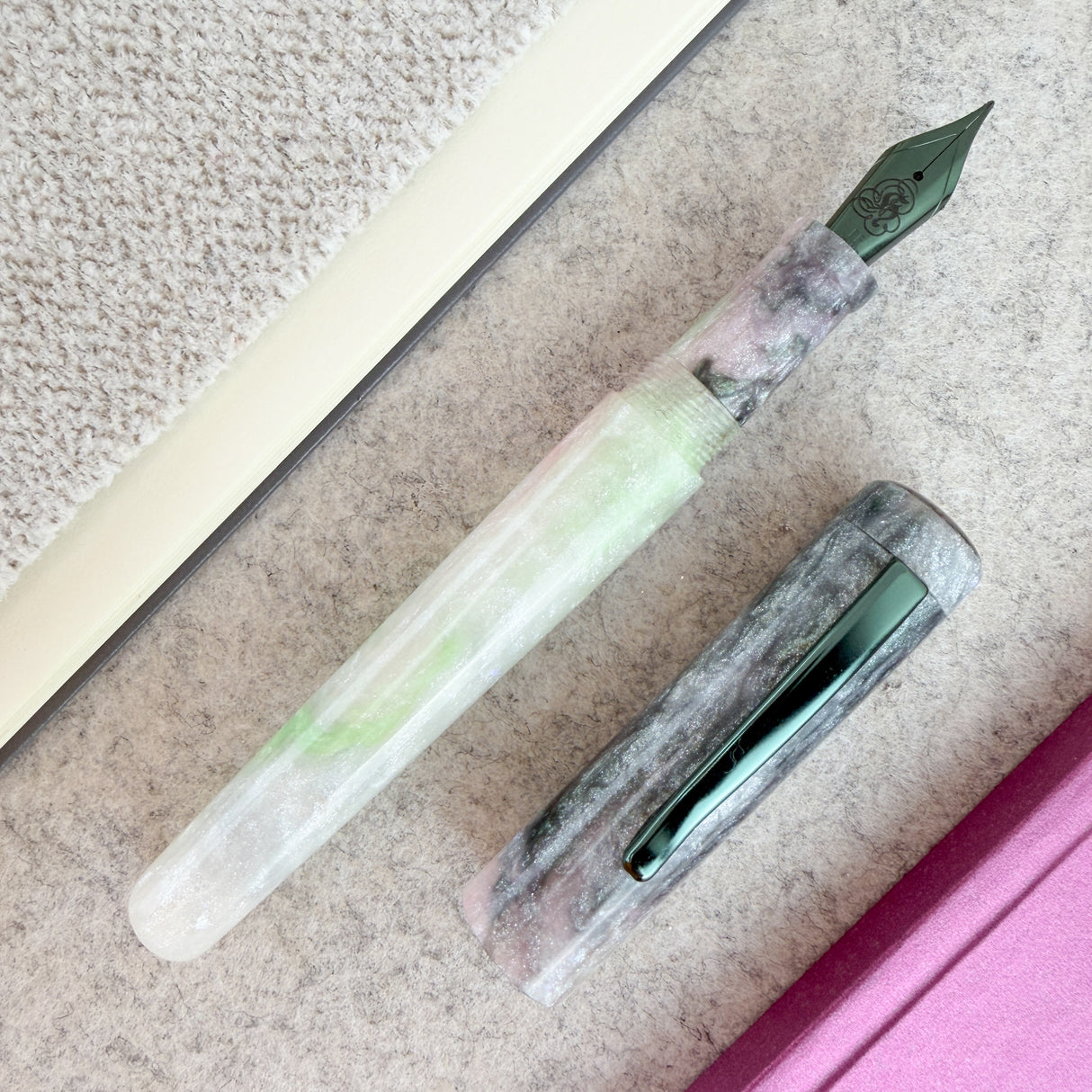 Hinze Pen Company Fountain Pen - Hearts Desire