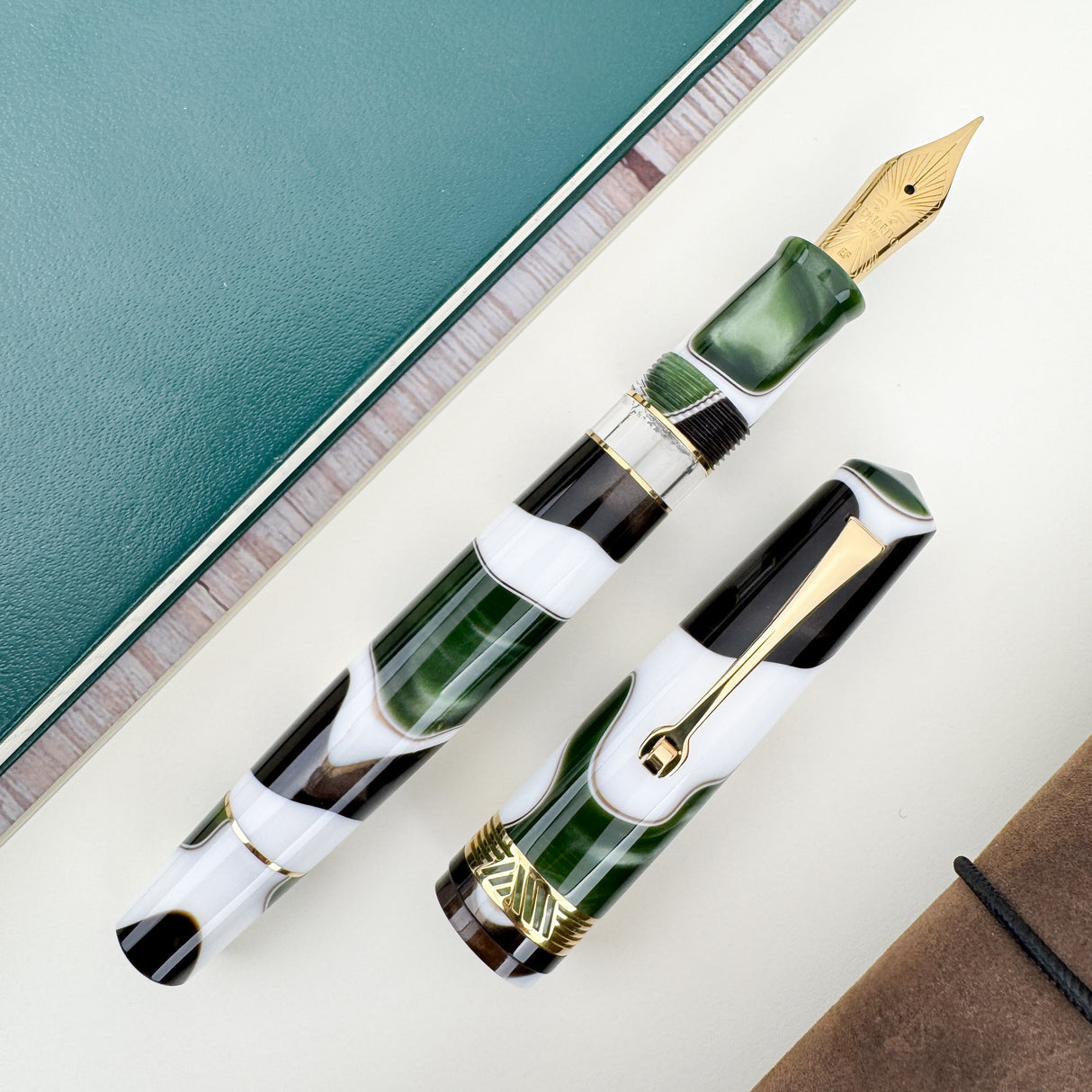 Leonardo Momento Magico Fountain Pen - Foglio w/ Gold Trim