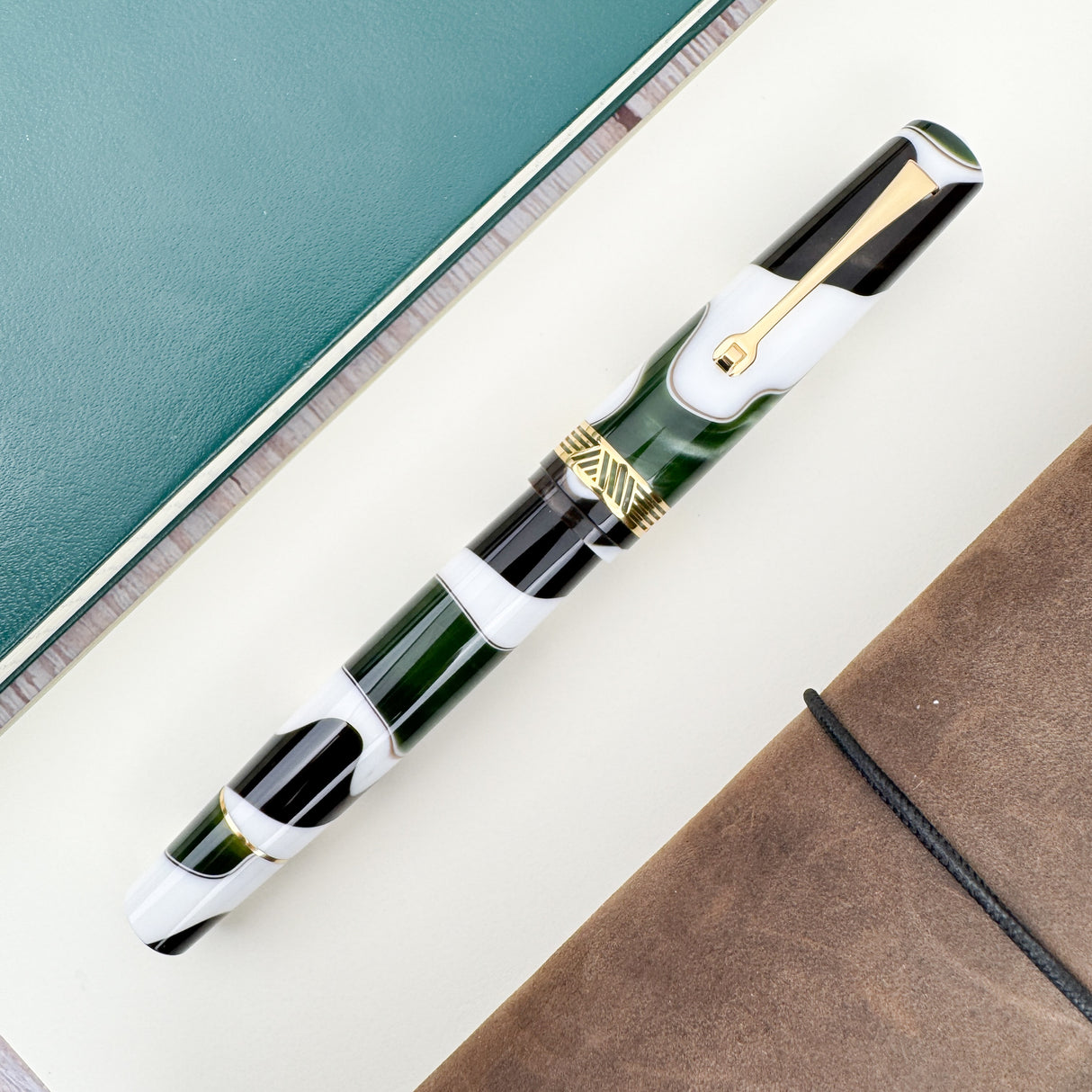 Leonardo Momento Magico Fountain Pen - Foglio w/ Gold Trim