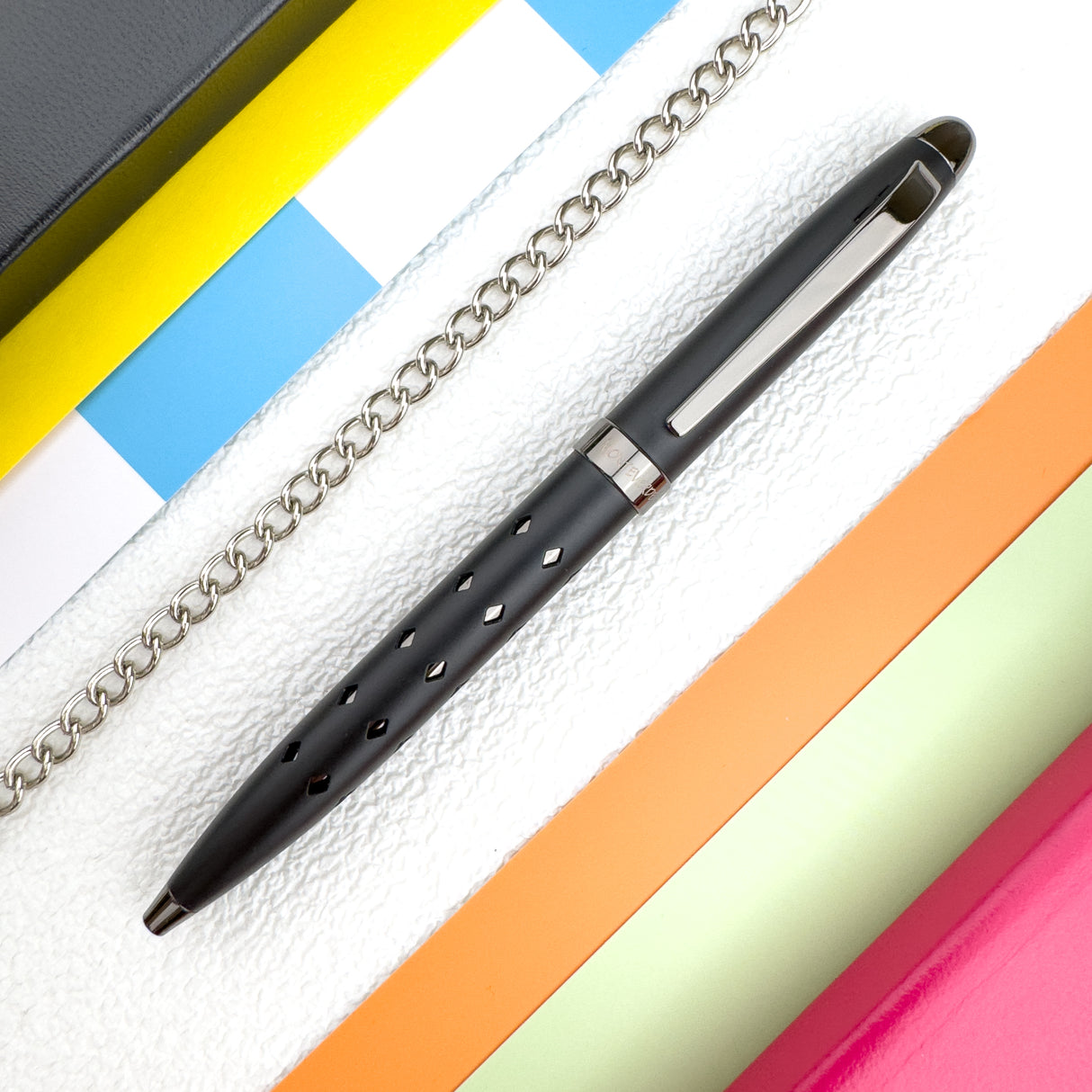 monteverde-illusia-gel-pen-black-with-diamond-shapes-front-chrome