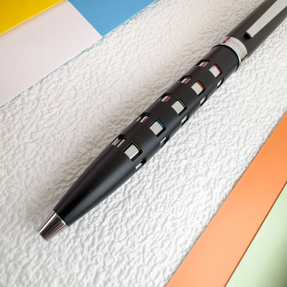 monteverde-illusia-gel-pen-black-with-squares-close