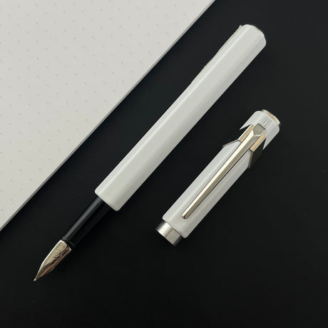 CARAN D'ACHE 849 CLASSIC LINE - Portaborraccia, colore blu marino opaco CARAN D'ACHE 849 CLASSIC LINE - Portaborraccia, colore blu marino opaco