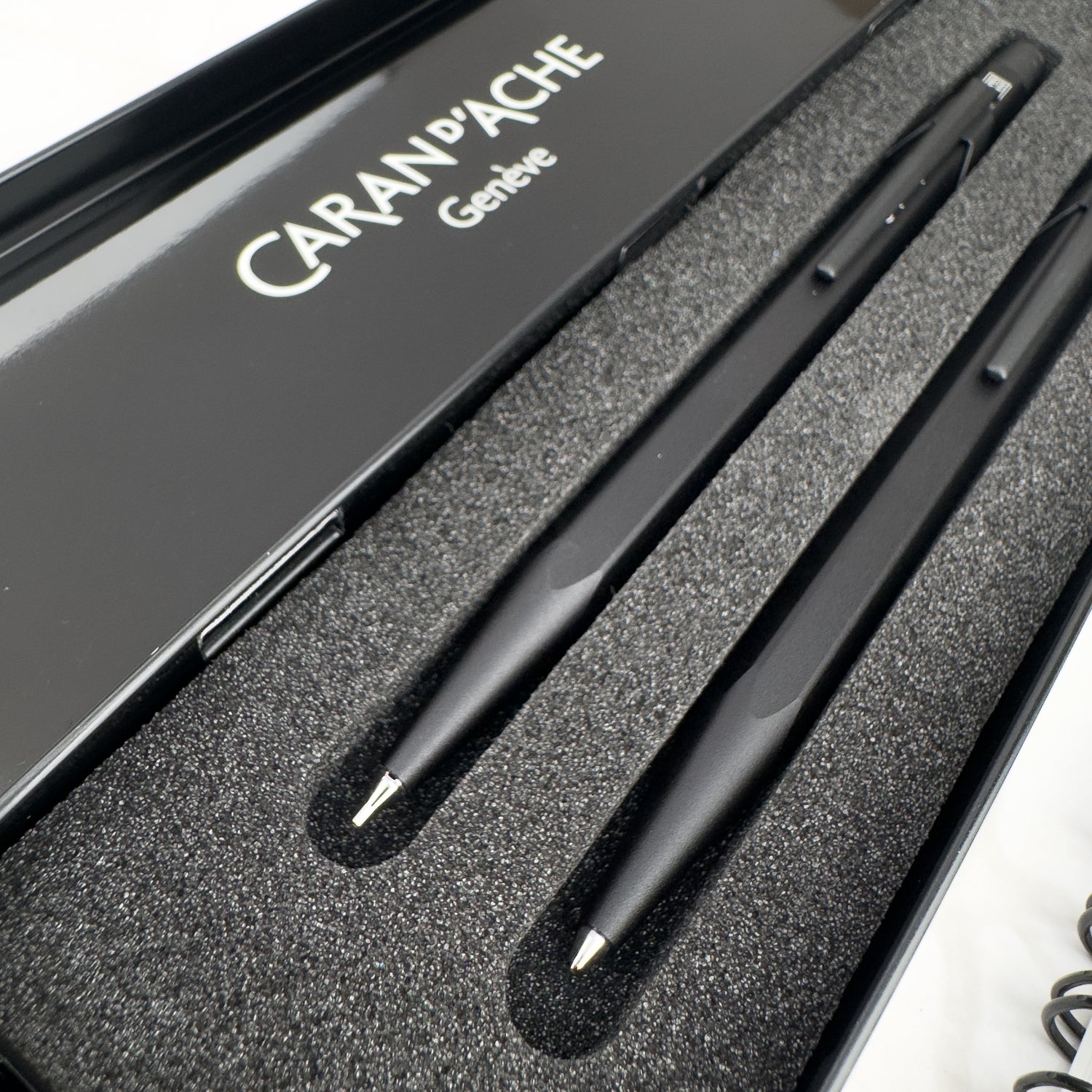CARAN D'ACHE Penna a sfera 849 Black Code 849.496 nero, con astuccio met. | post.ch CARAN D'ACHE Penna a sfera 849 Black Code 849.496 nero, con astuccio met. | post.ch