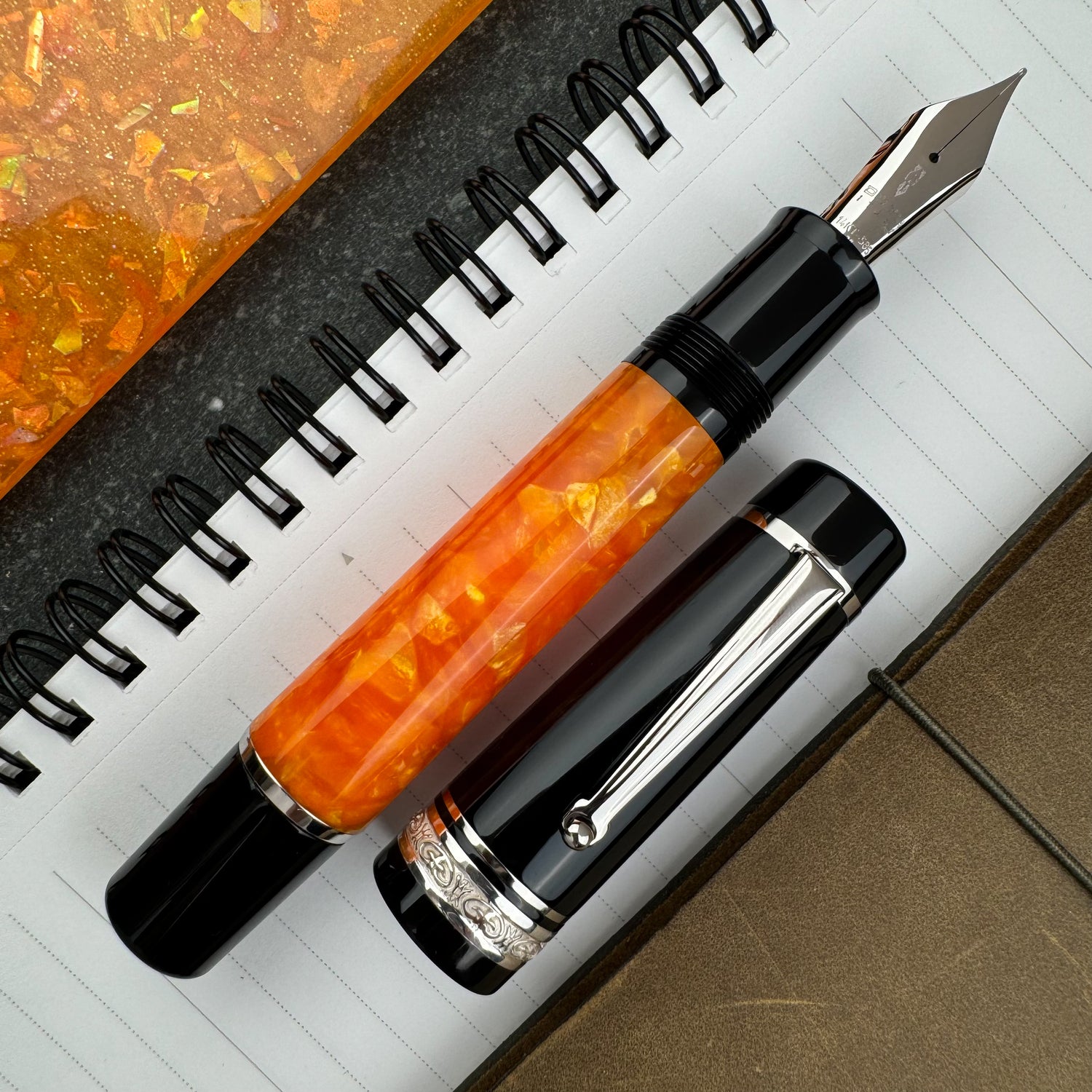 Delta DV Original Oversize Fountain Pen (14kt Gold)