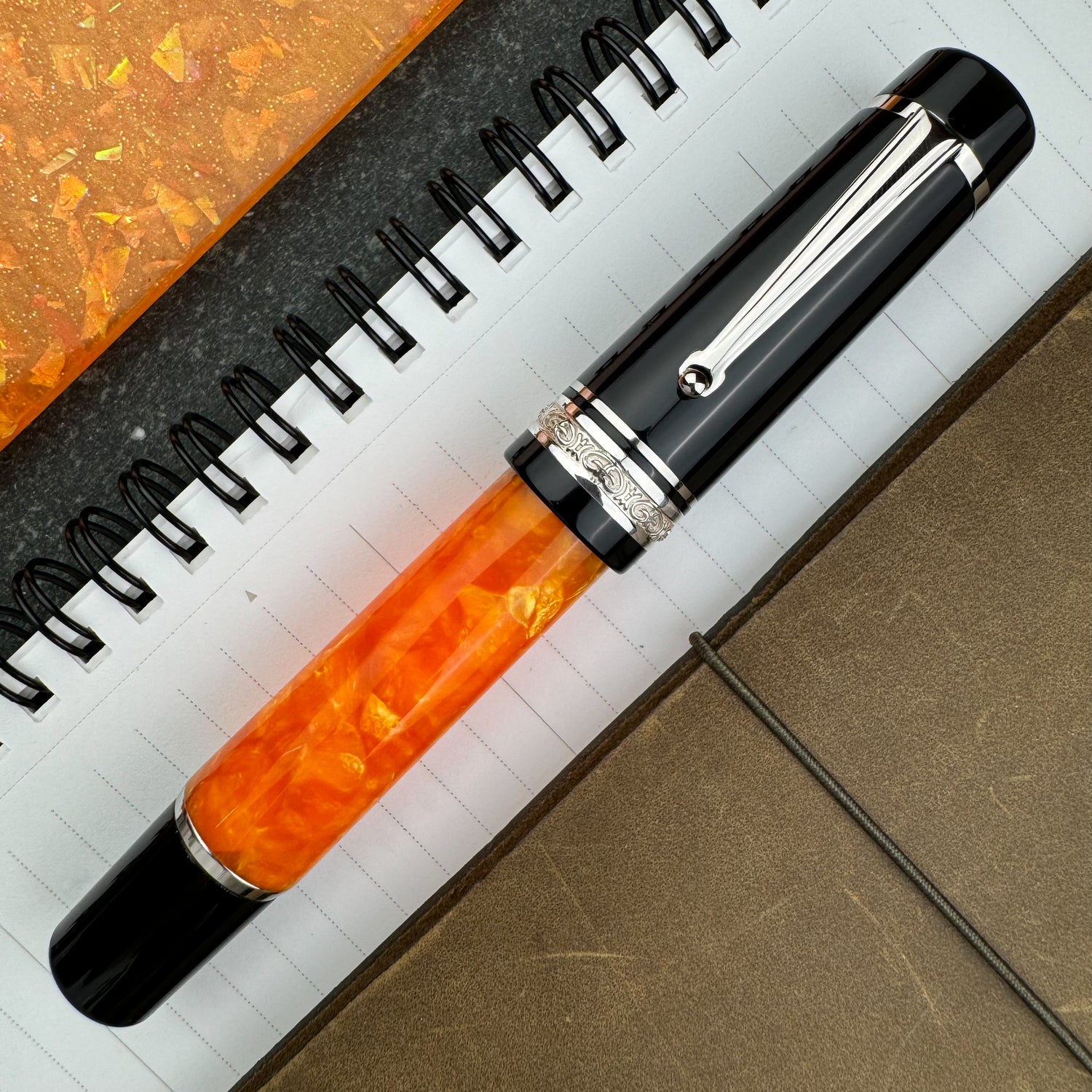 Delta DV Original Oversize Fountain Pen (14kt Gold)