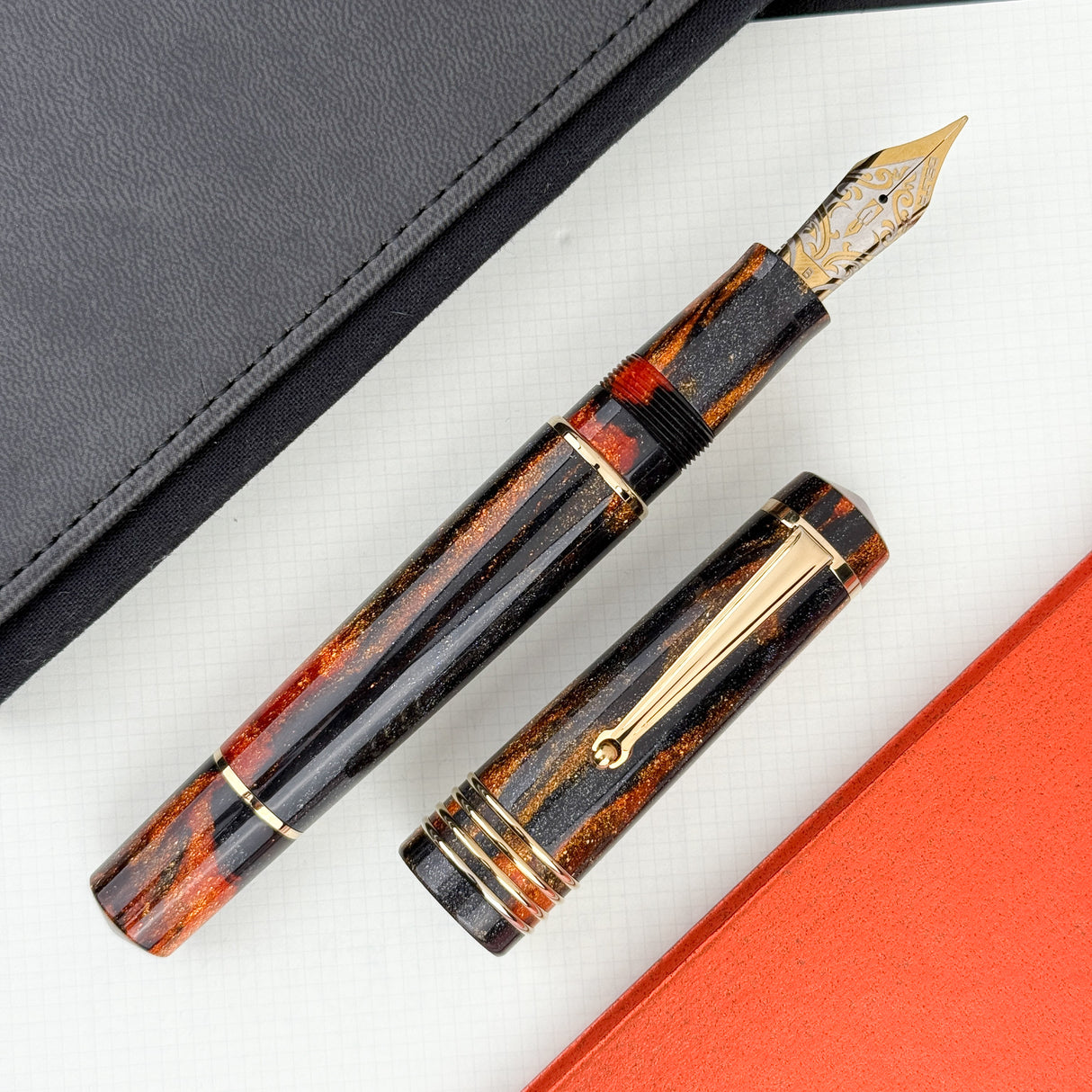 Delta DV Oversize Glow Up Oro Fountain Pen