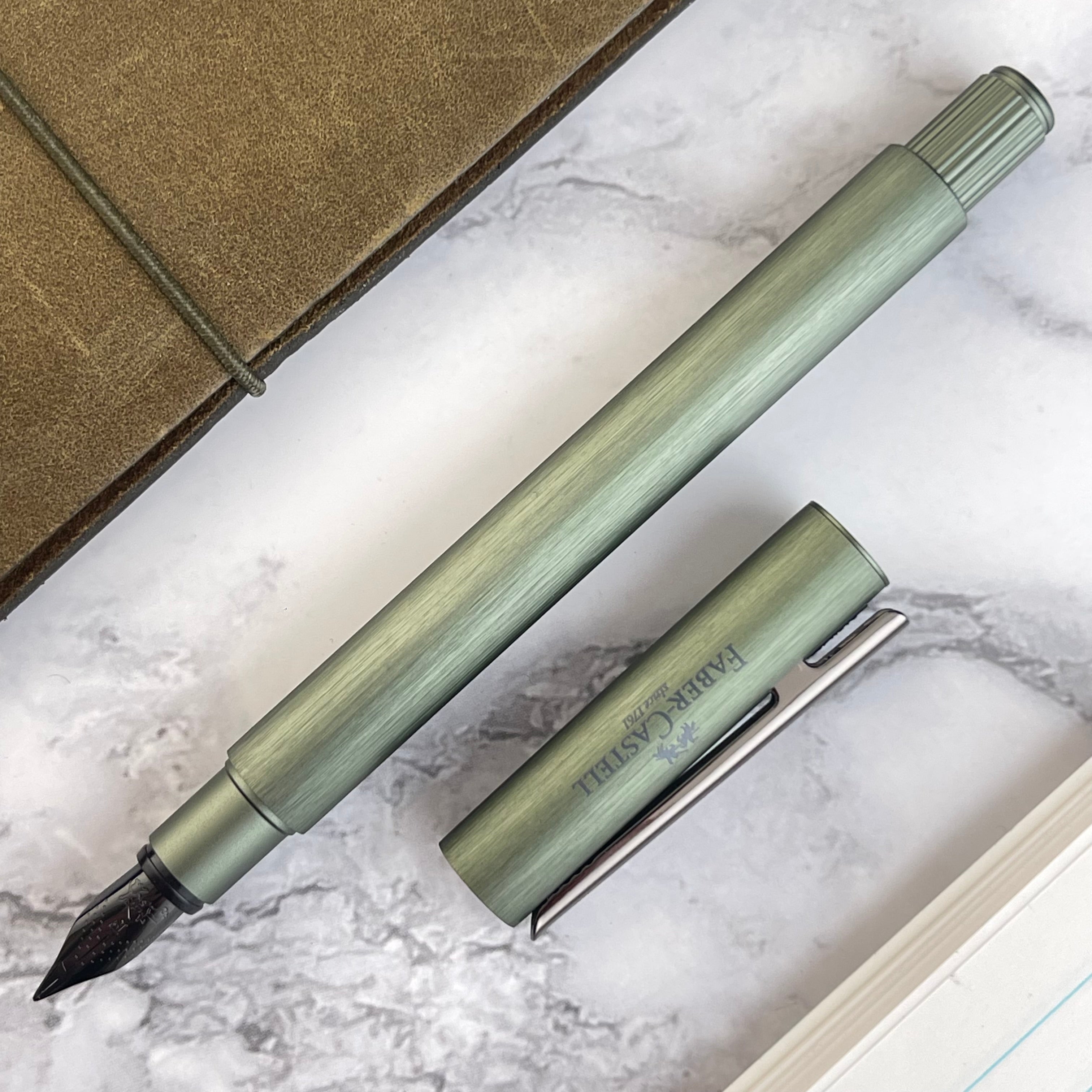Stylo Plume Faber-Castell NEO Slim - Plume M (Medium) - Couleur Vert Olive - Occasion Très Bon état