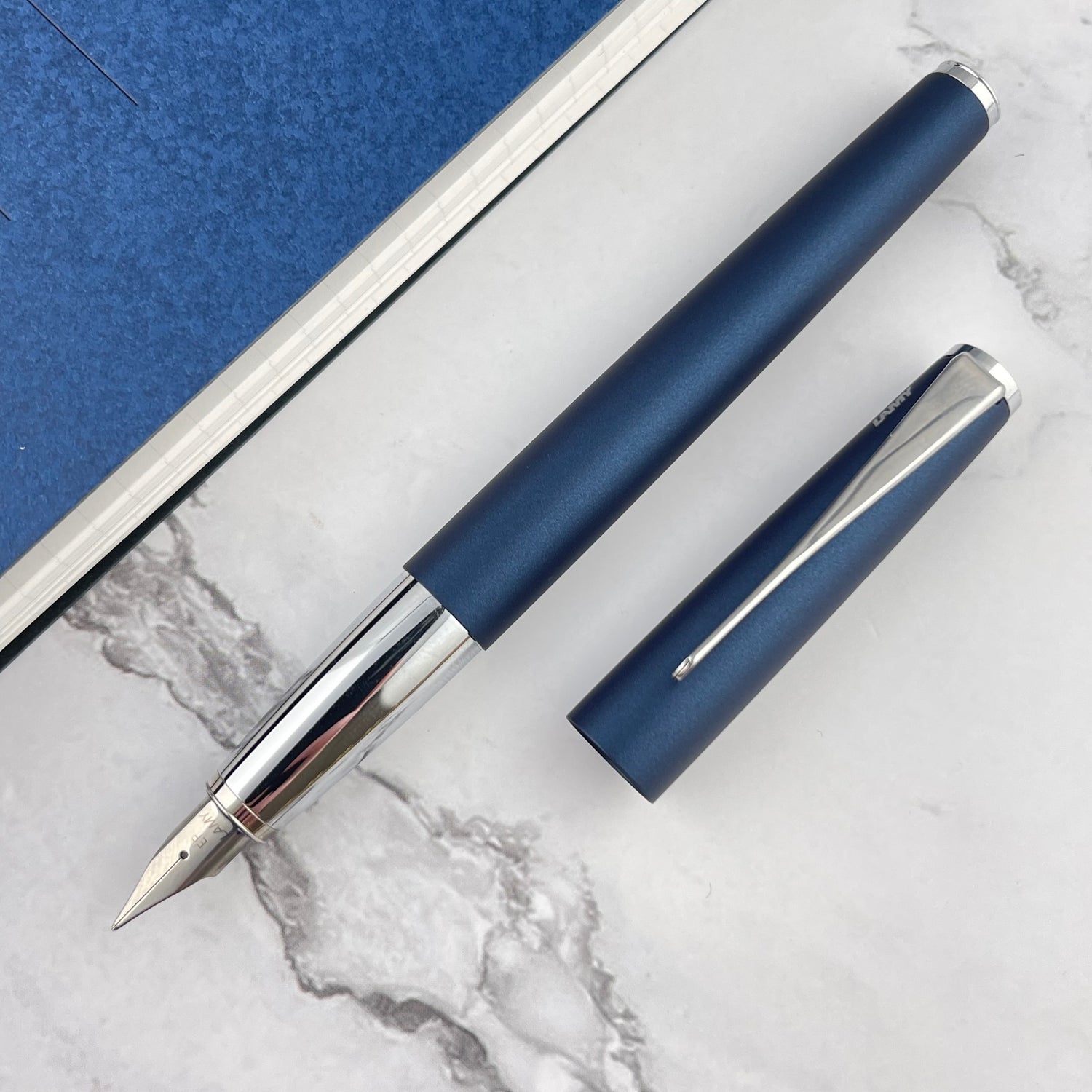 LAMY studio brushed - Vulpen van elegant geborsteld staal - stalen penpunt in puntbreedte M - incl. Inktpatroon LAMY T10 blauw LAMY studio brushed - Vulpen van elegant geborsteld staal - stalen penpunt in puntbreedte M - incl. Inktpatroon LAMY T10 blauw