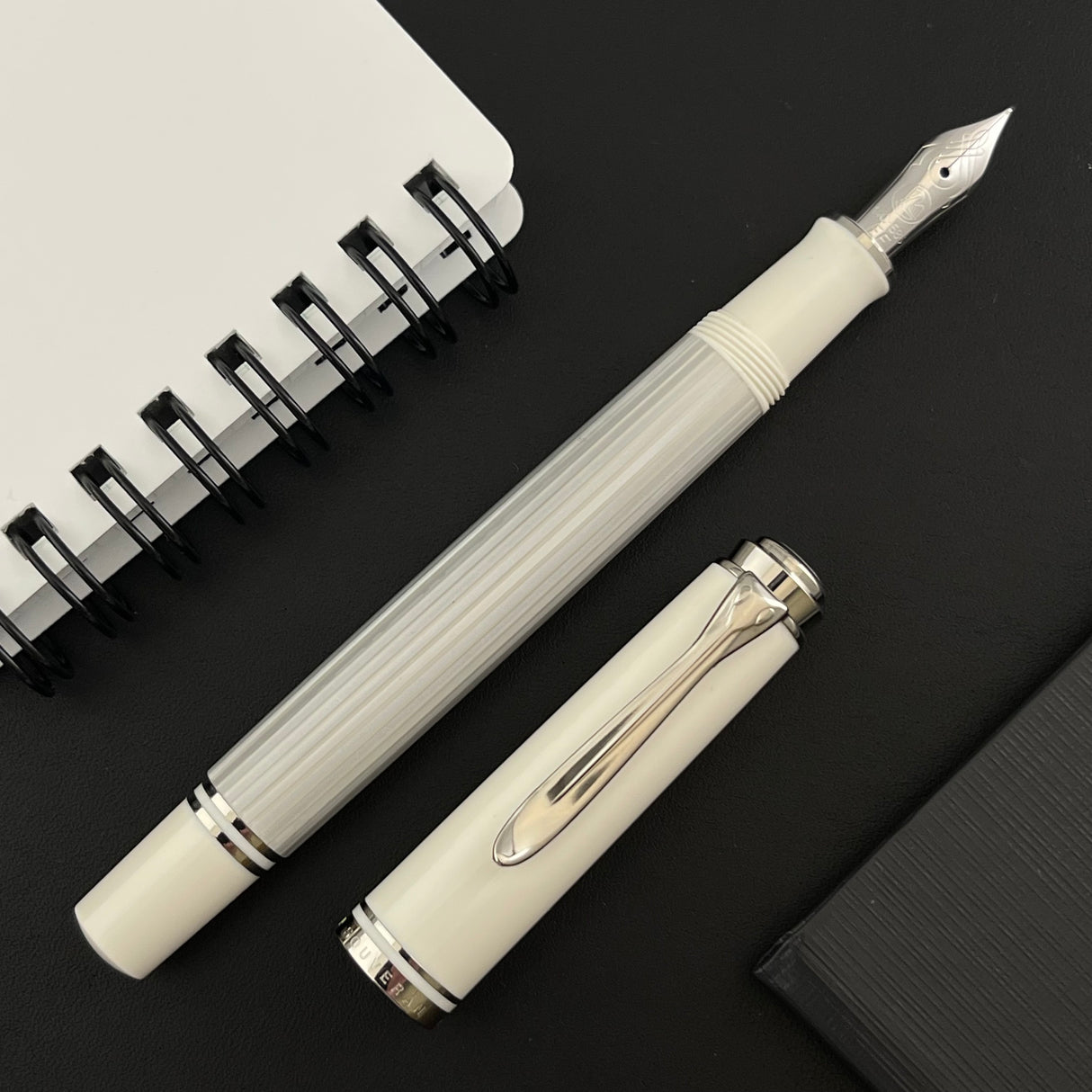 Pelikan Souveran M405 Fountain pen - Silver-White (Special Edition)