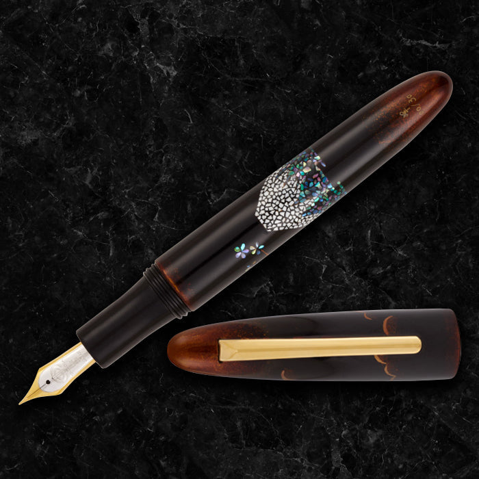 Taccia Miyabi Maki-e Fountain Pen - Fujiyama, uncapped