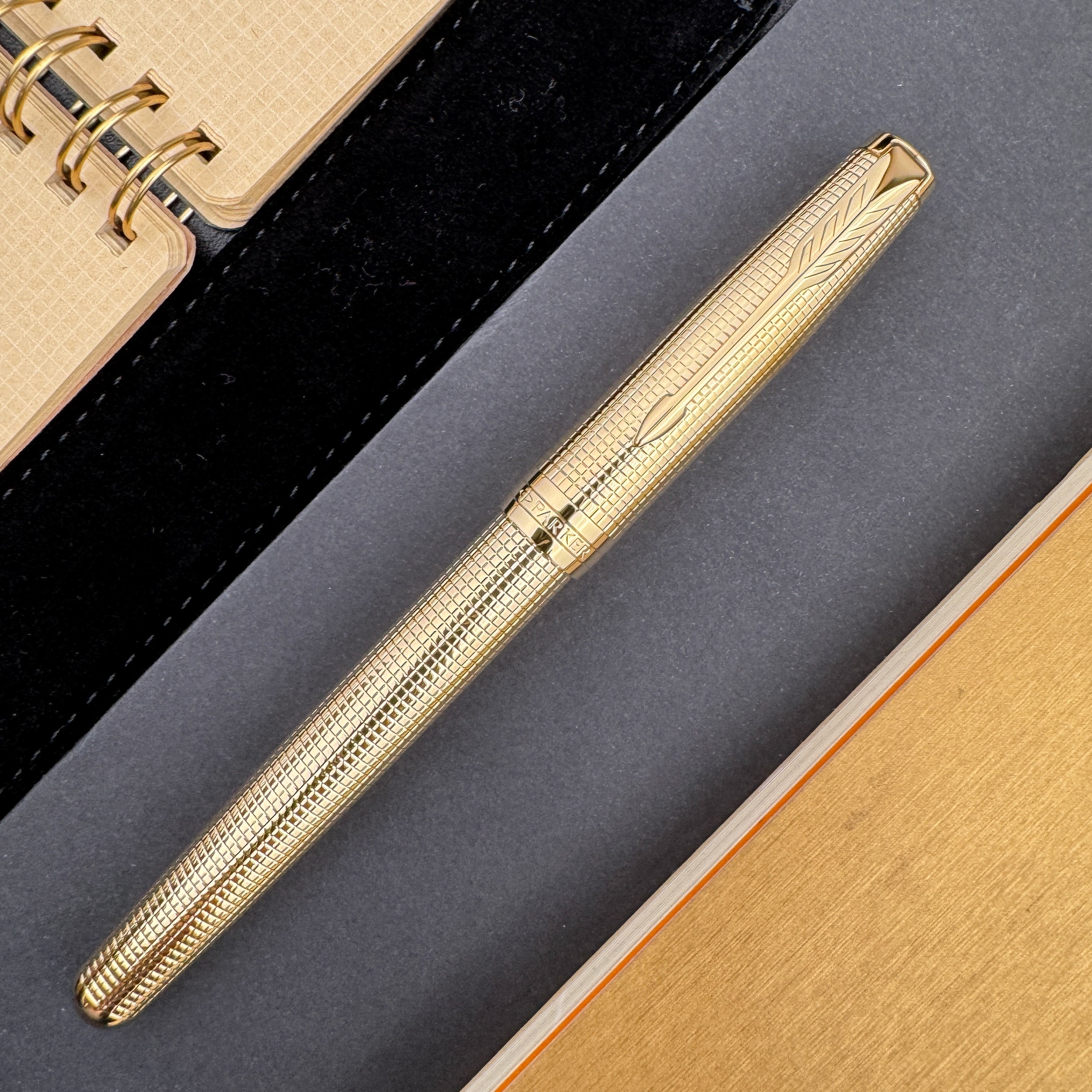 PARKER_SONNET_CISELE_GOLD_ROLL