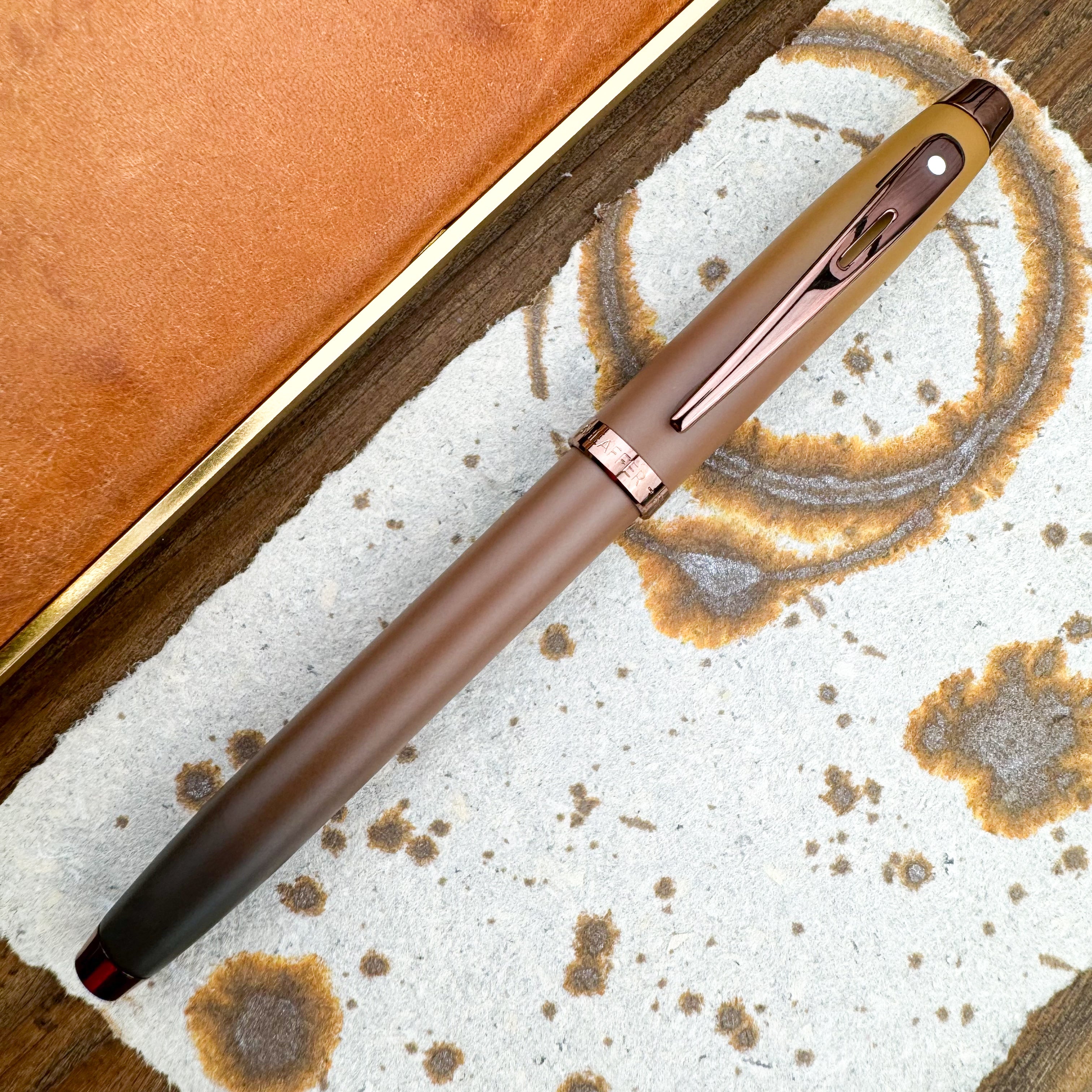 Penna roller Sheaffer Pop vintage, corpo in metallo cromato spazzolato, finiture dorate, USA - Italia