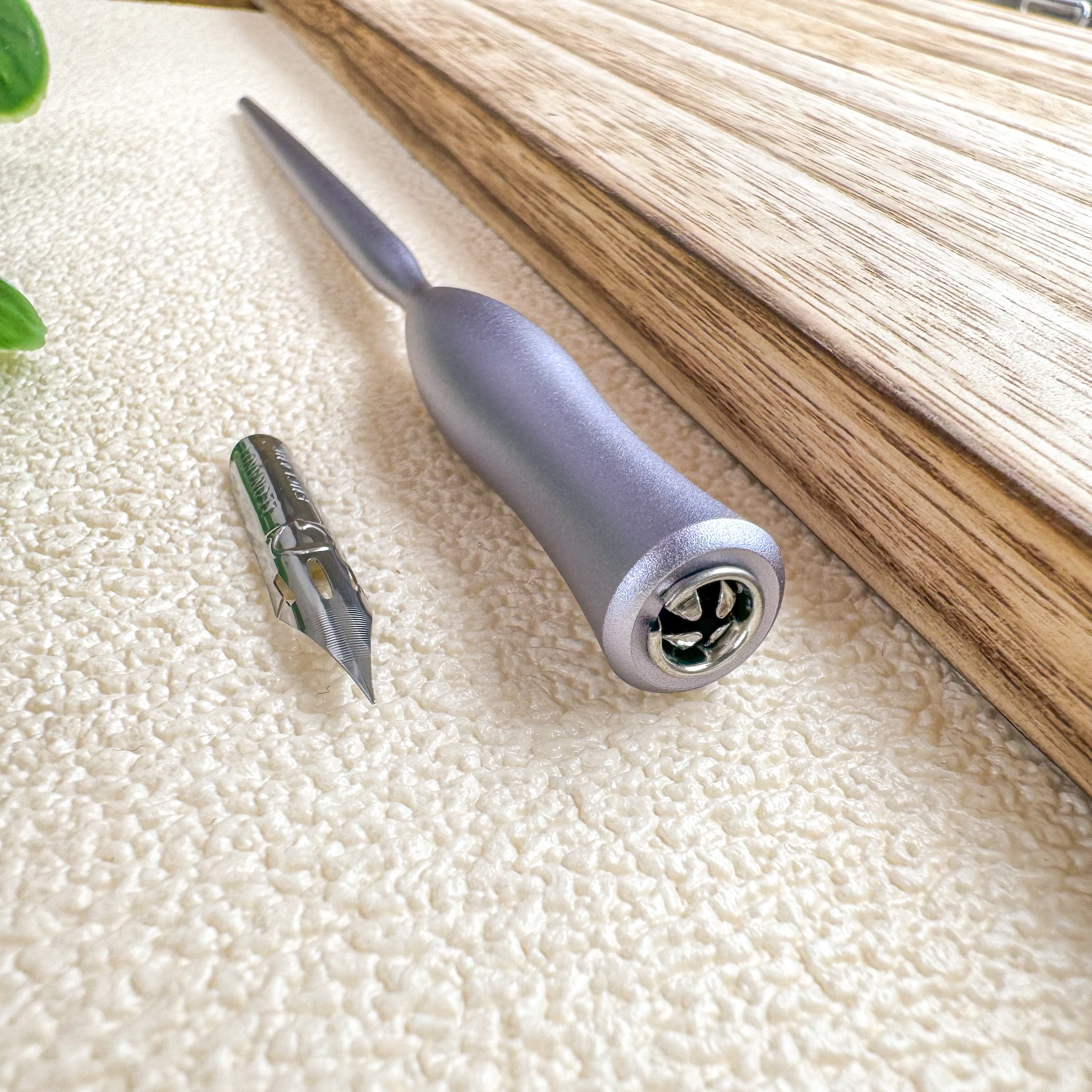 筆記具 WITHUS Tom's Studio Flourish Calligraphy Nib Holder – Atlas Stationers
